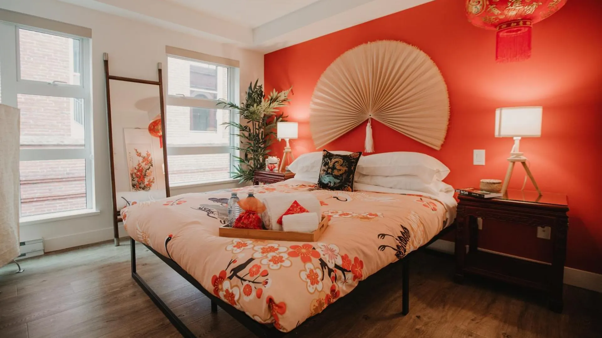 Charming Chinatown Quarters : Unique And Central Victoria Apartment